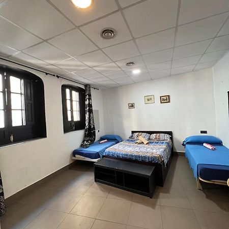 Hostal Milan Alicante Ngoại thất bức ảnh A room at the hostel