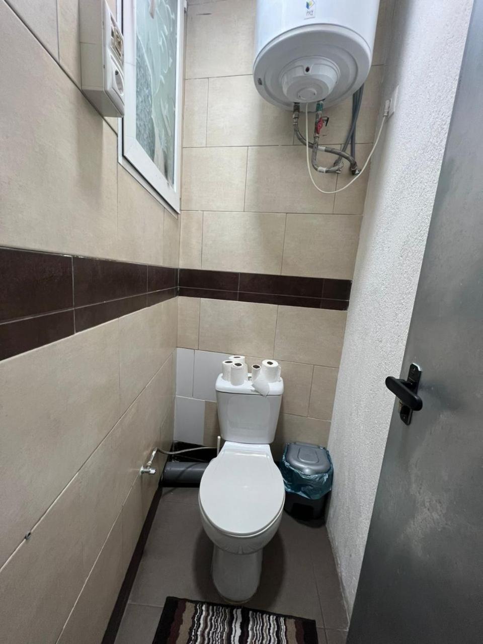Hostal Milan Alicante Ngoại thất bức ảnh A toilet in a hotel