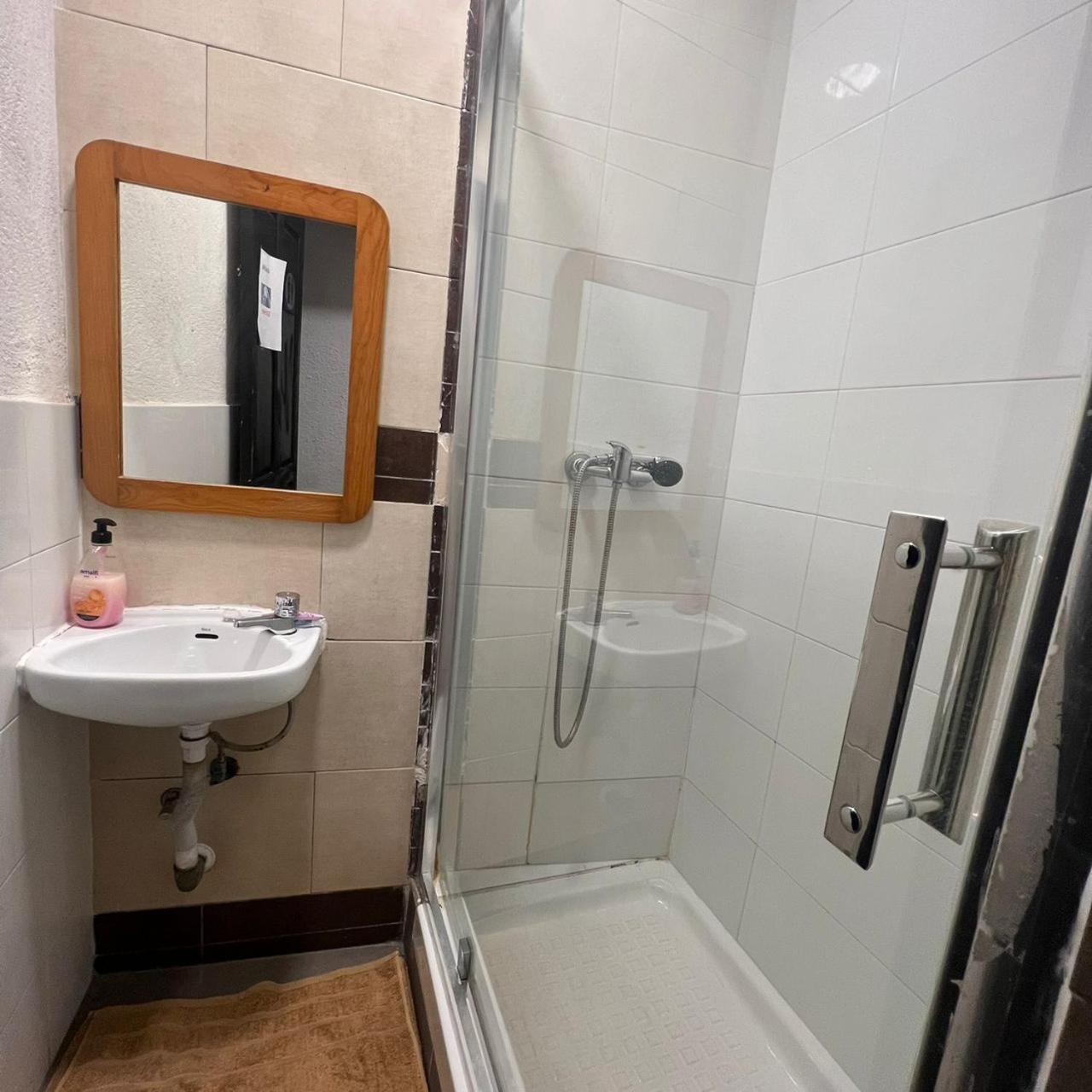 Hostal Milan Alicante Ngoại thất bức ảnh A shower cubicle