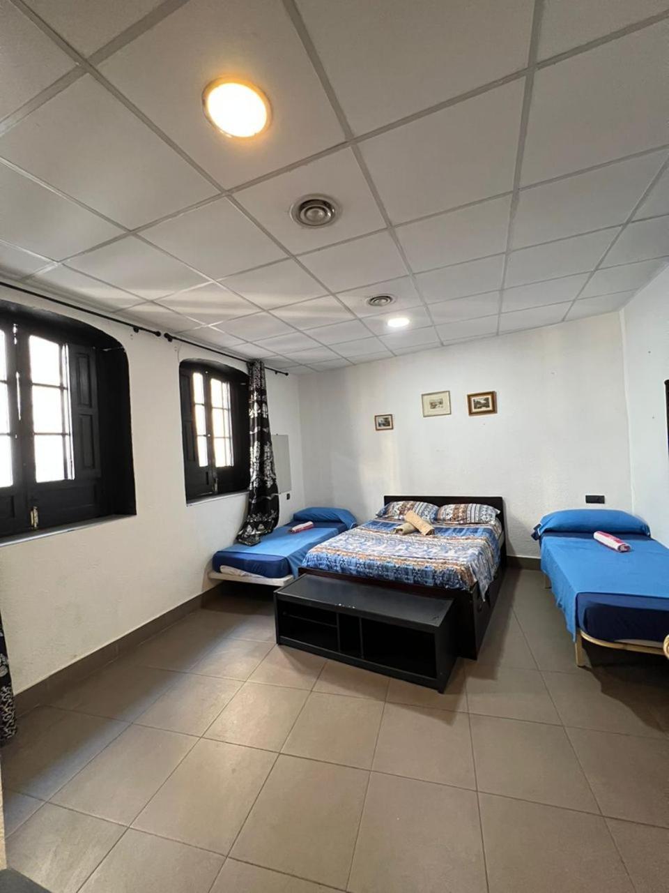 Hostal Milan Alicante Ngoại thất bức ảnh A room at the hostel