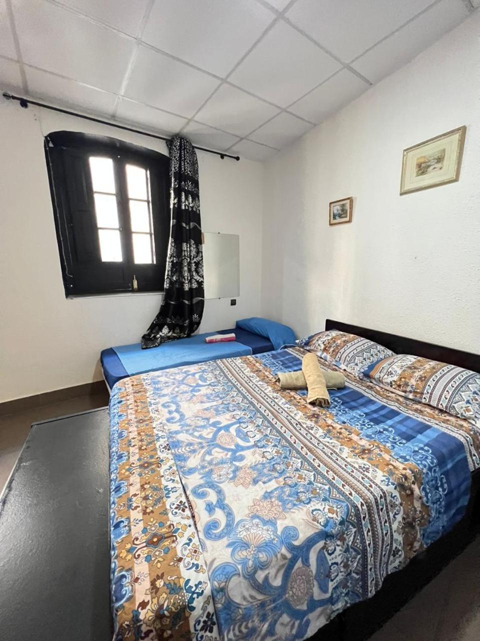 Hostal Milan Alicante Ngoại thất bức ảnh A bedroom in a guest house in India