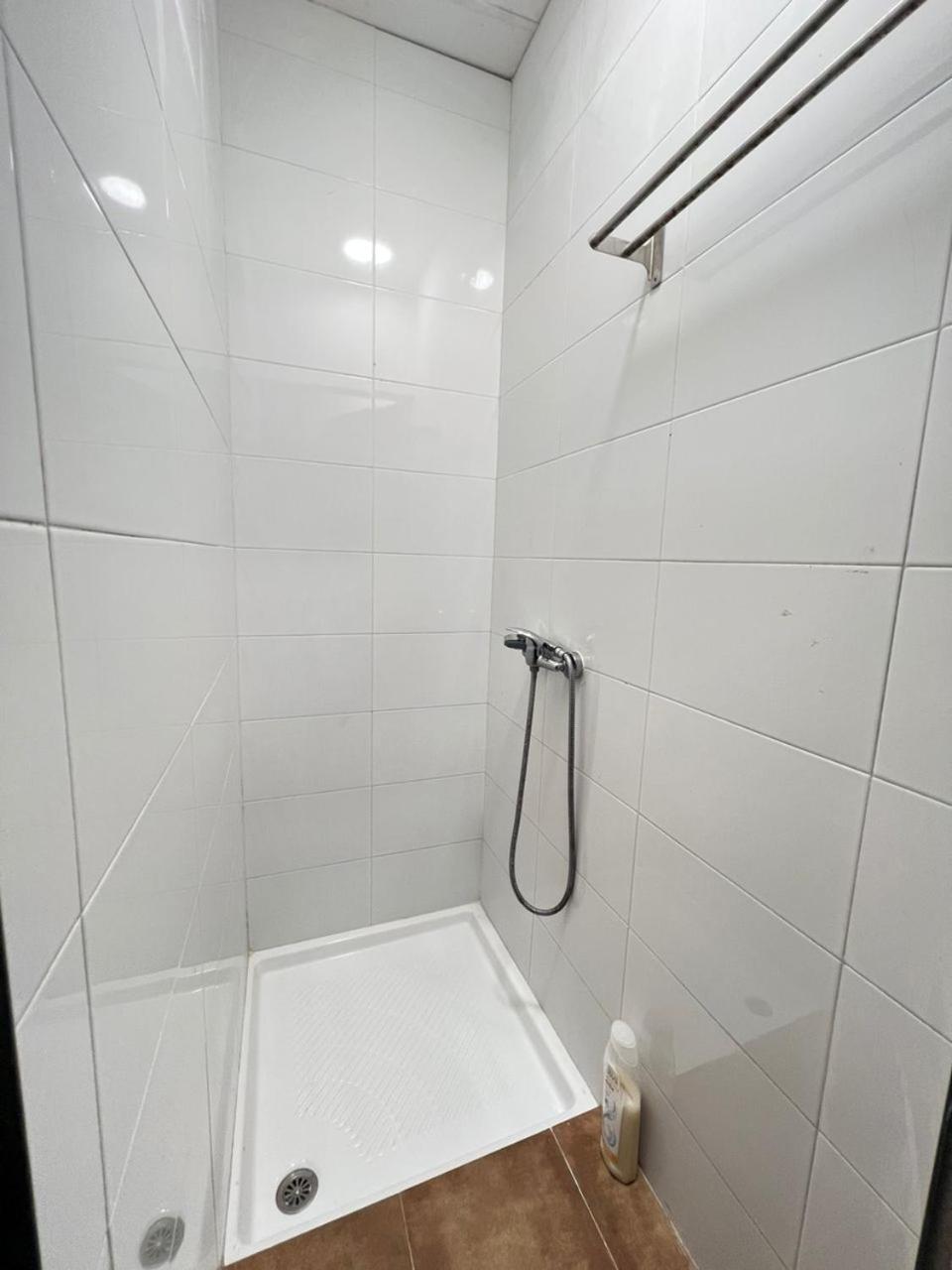 Hostal Milan Alicante Ngoại thất bức ảnh A shower