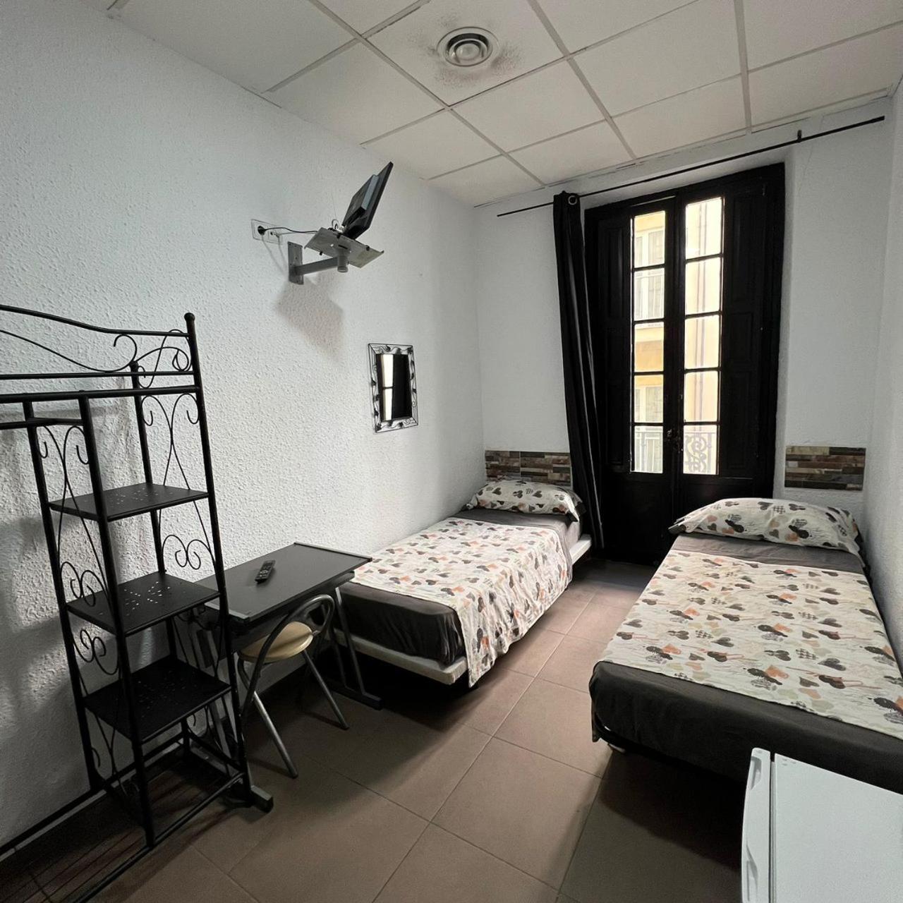 Hostal Milan Alicante Ngoại thất bức ảnh A typical hostel room in Spain