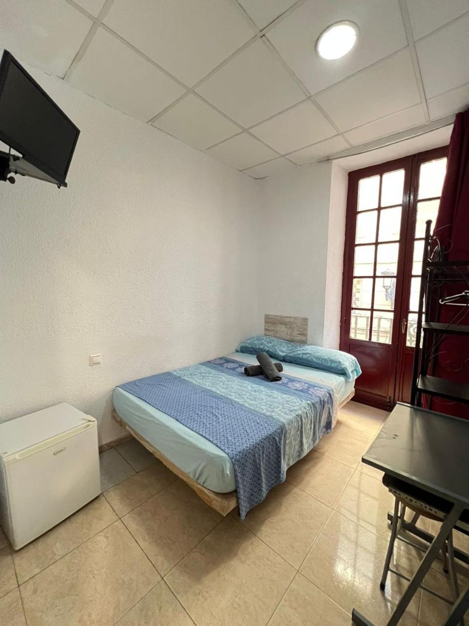 Hostal Milan Alicante Ngoại thất bức ảnh A room at the hostel