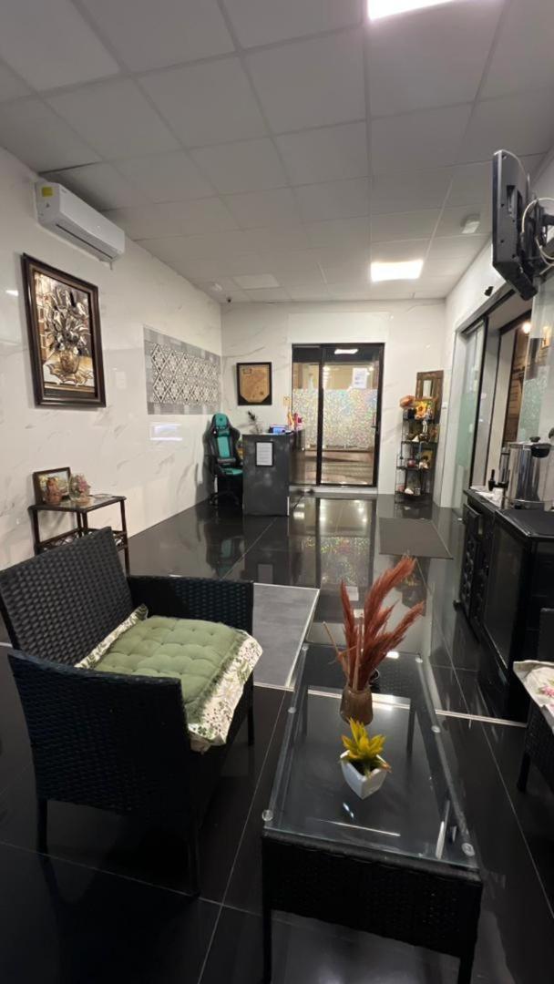 Hostal Milan Alicante Ngoại thất bức ảnh A dental practice in India