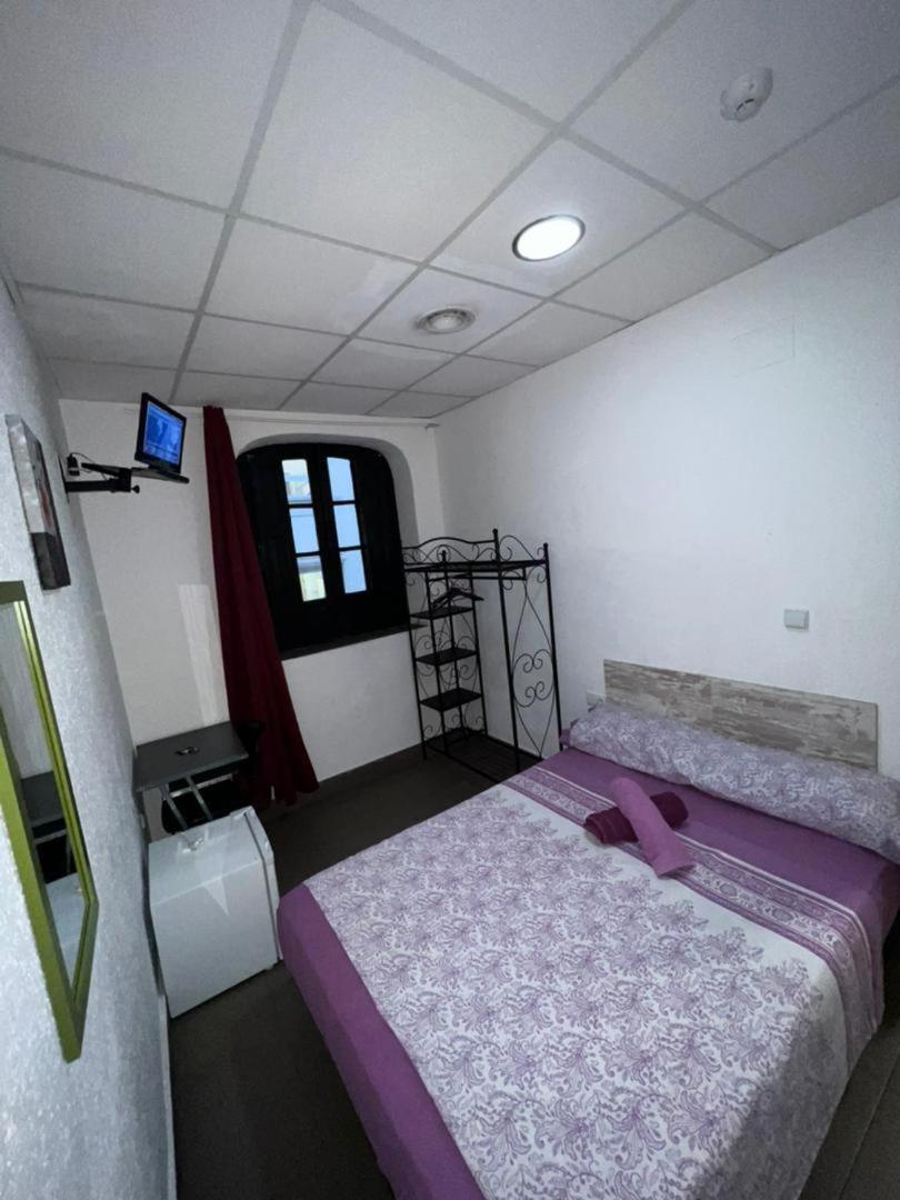 Hostal Milan Alicante Ngoại thất bức ảnh A room at the hotel