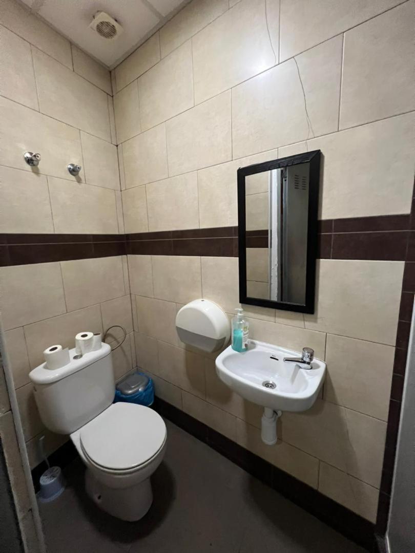Hostal Milan Alicante Ngoại thất bức ảnh Bathroom in a hotel