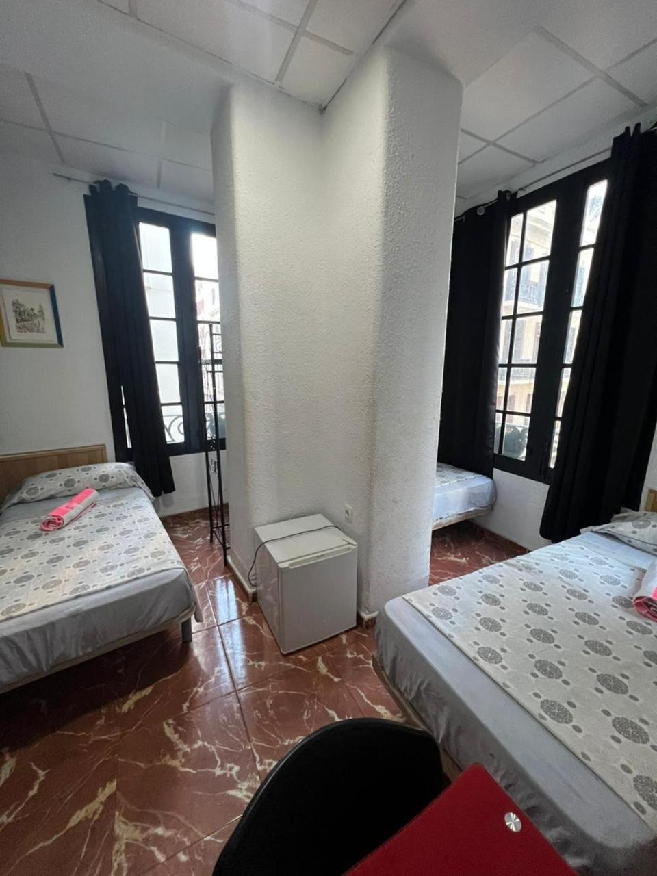 Hostal Milan Alicante Ngoại thất bức ảnh A typical room at a hostal in Spain