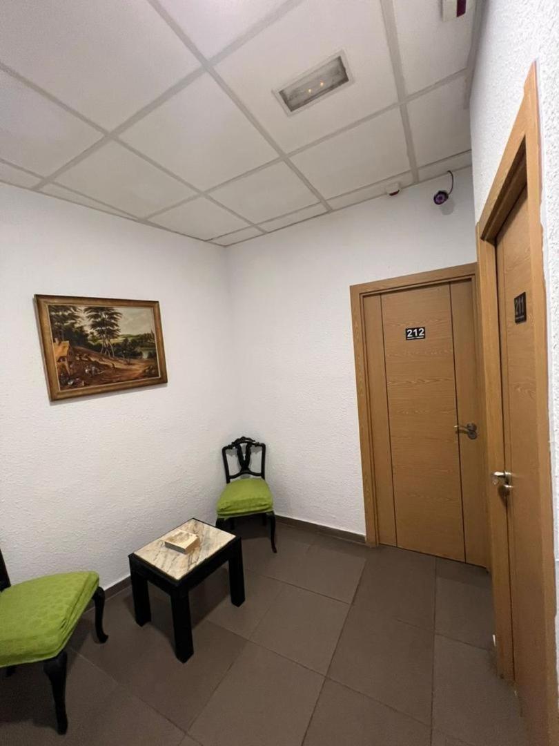 Hostal Milan Alicante Ngoại thất bức ảnh The waiting room of a doctor's office