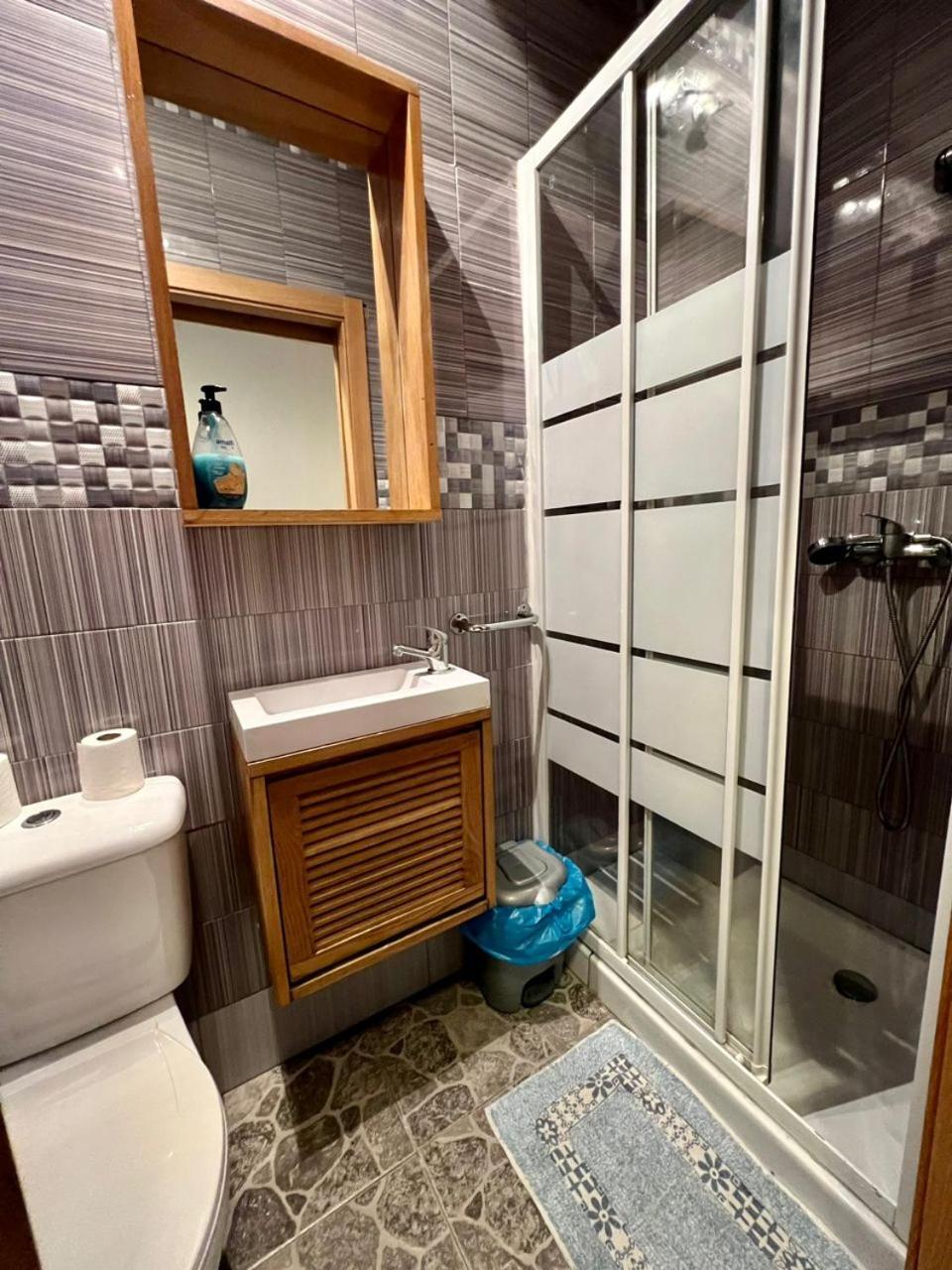 Hostal Milan Alicante Ngoại thất bức ảnh Bathroom with shower enclosure