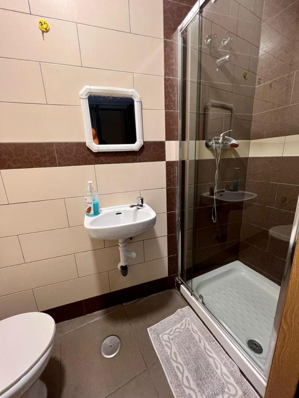 Hostal Milan Alicante Ngoại thất bức ảnh A shower cubicle