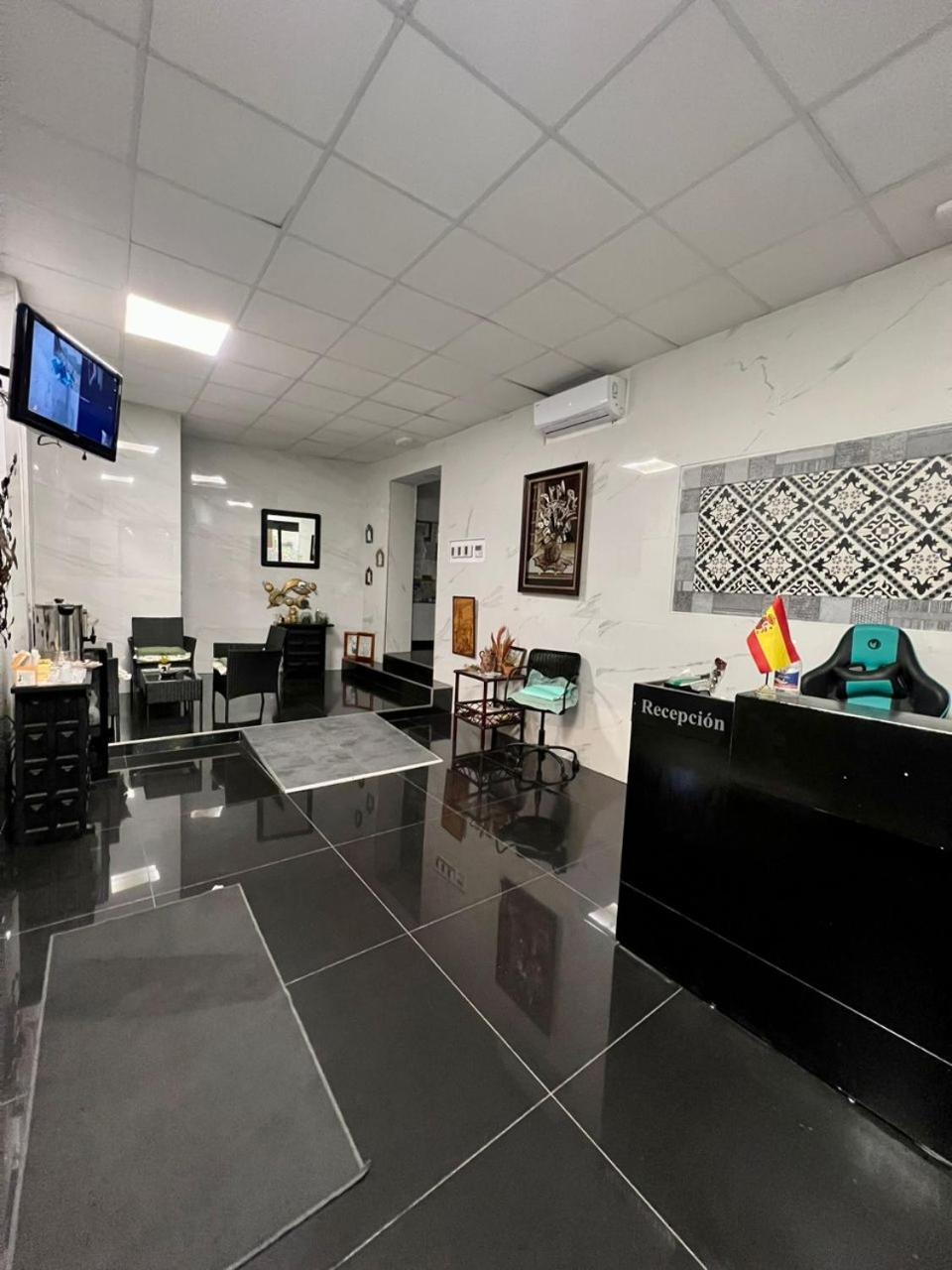 Hostal Milan Alicante Ngoại thất bức ảnh Reception area of the Embassy of Spain in Tirana