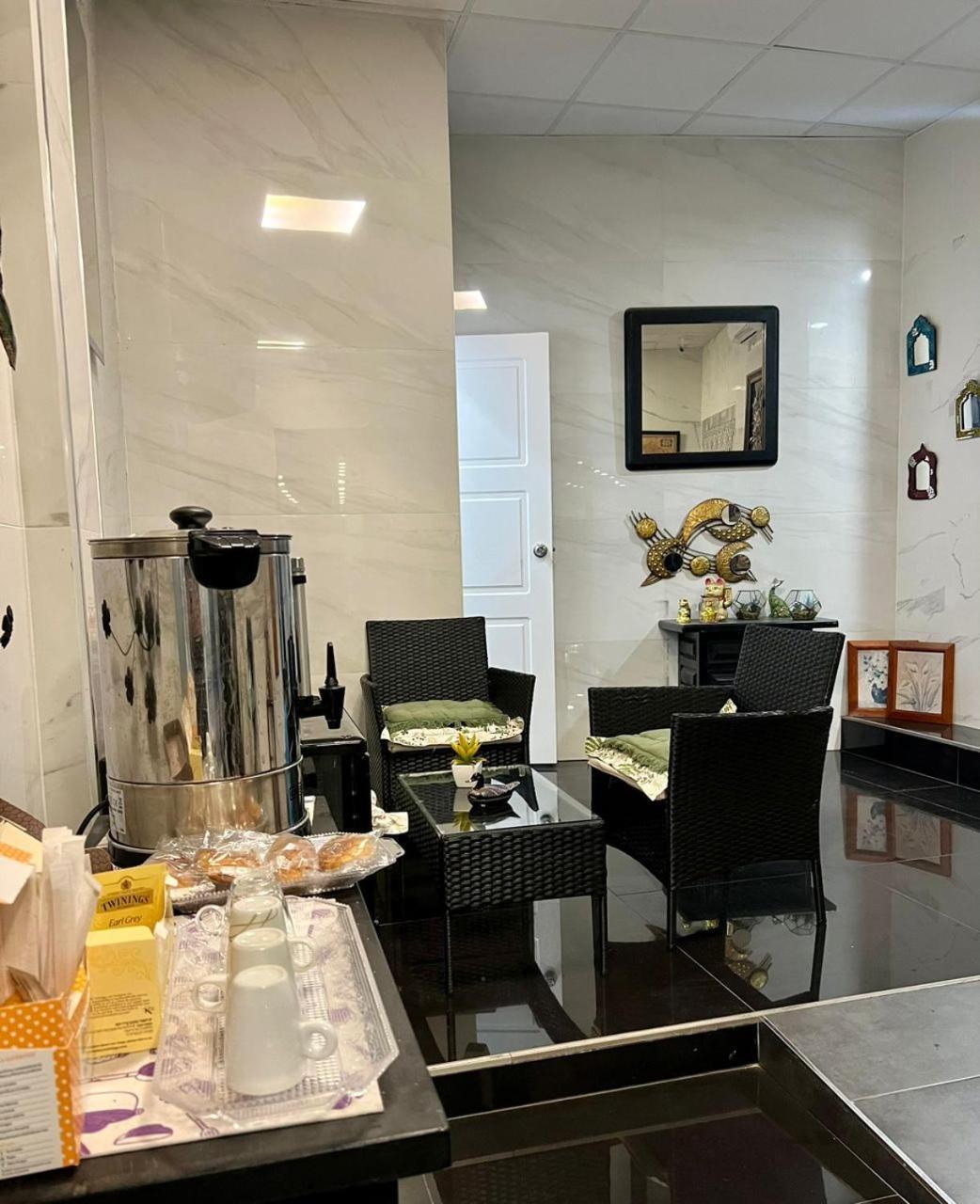 Hostal Milan Alicante Ngoại thất bức ảnh A coffee break