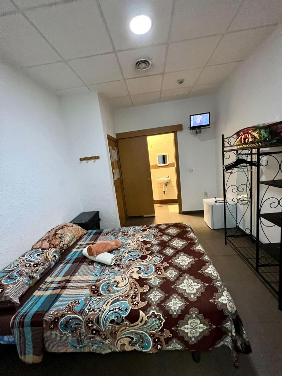 Hostal Milan Alicante Ngoại thất bức ảnh A room at a love hotel in Tokyo