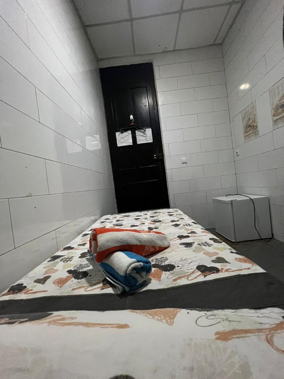 Hostal Milan Alicante Ngoại thất bức ảnh A cell in the prison