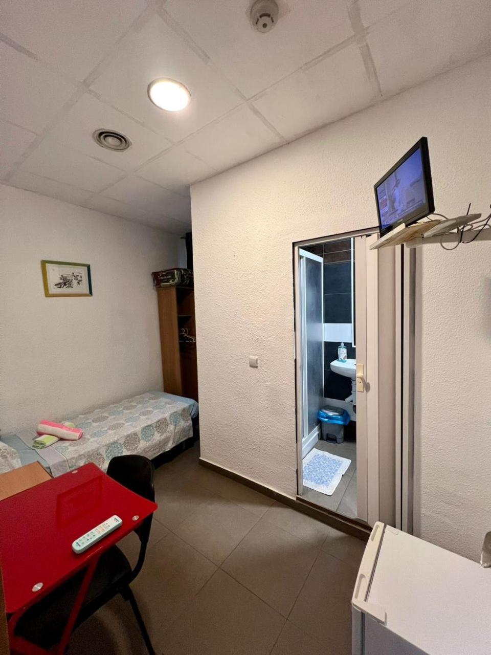 Hostal Milan Alicante Ngoại thất bức ảnh A room in a capsule hotel in Tokyo