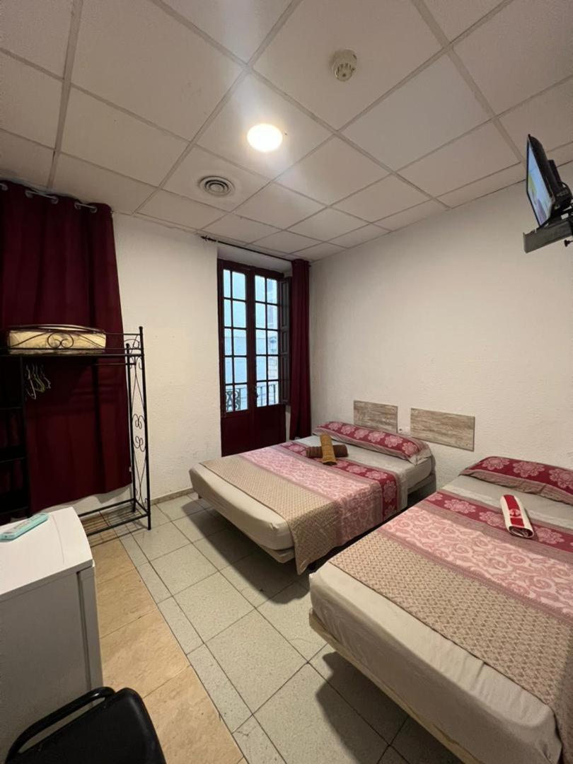 Hostal Milan Alicante Ngoại thất bức ảnh A room at the hotel