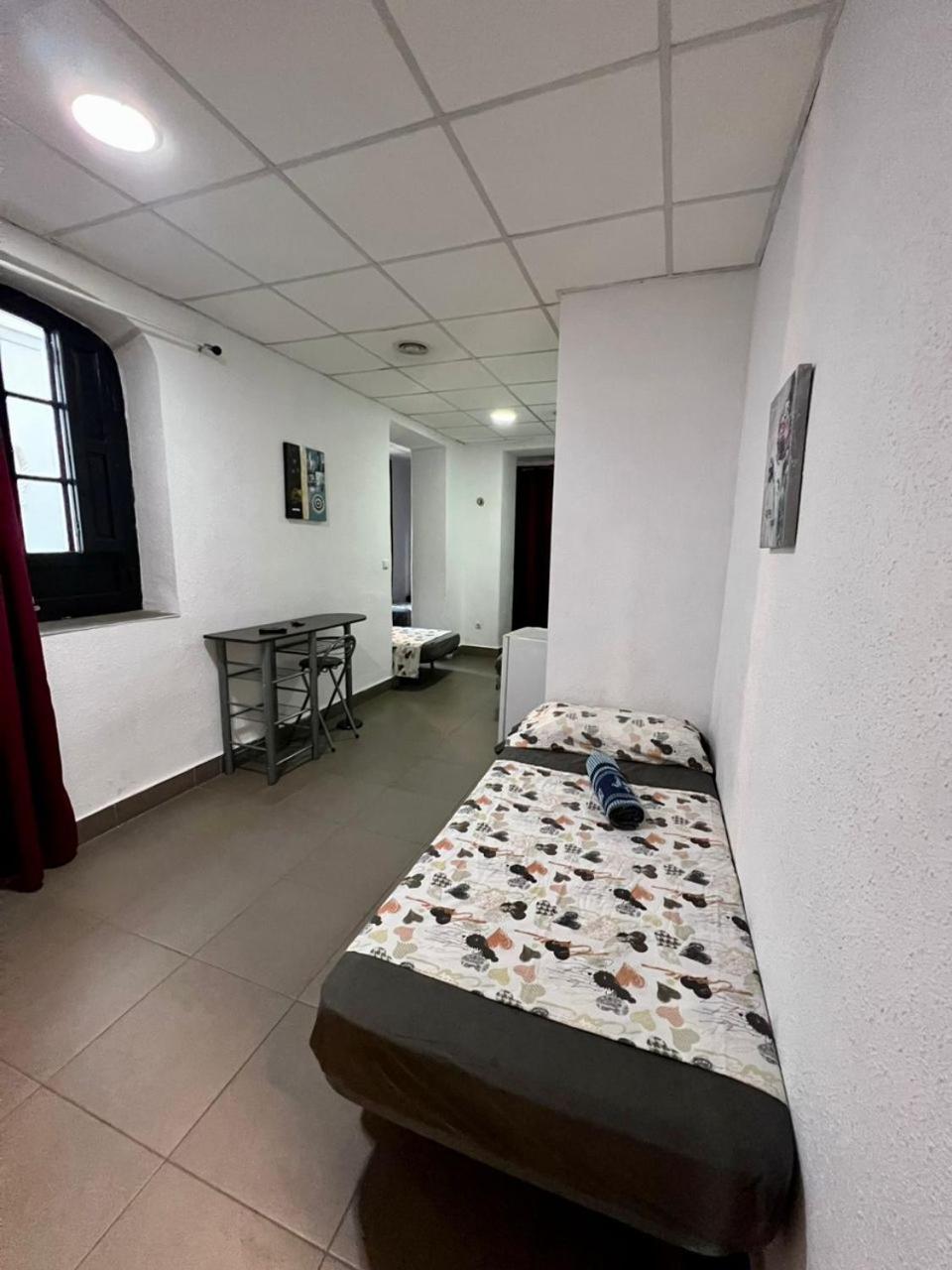 Hostal Milan Alicante Ngoại thất bức ảnh Hostel in Madrid, Spain