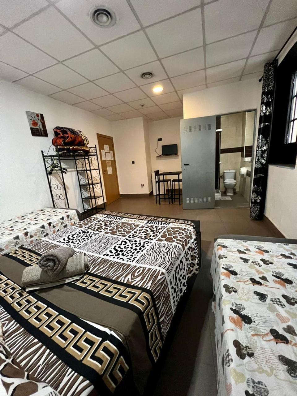Hostal Milan Alicante Ngoại thất bức ảnh A typical bedroom in the new residence halls