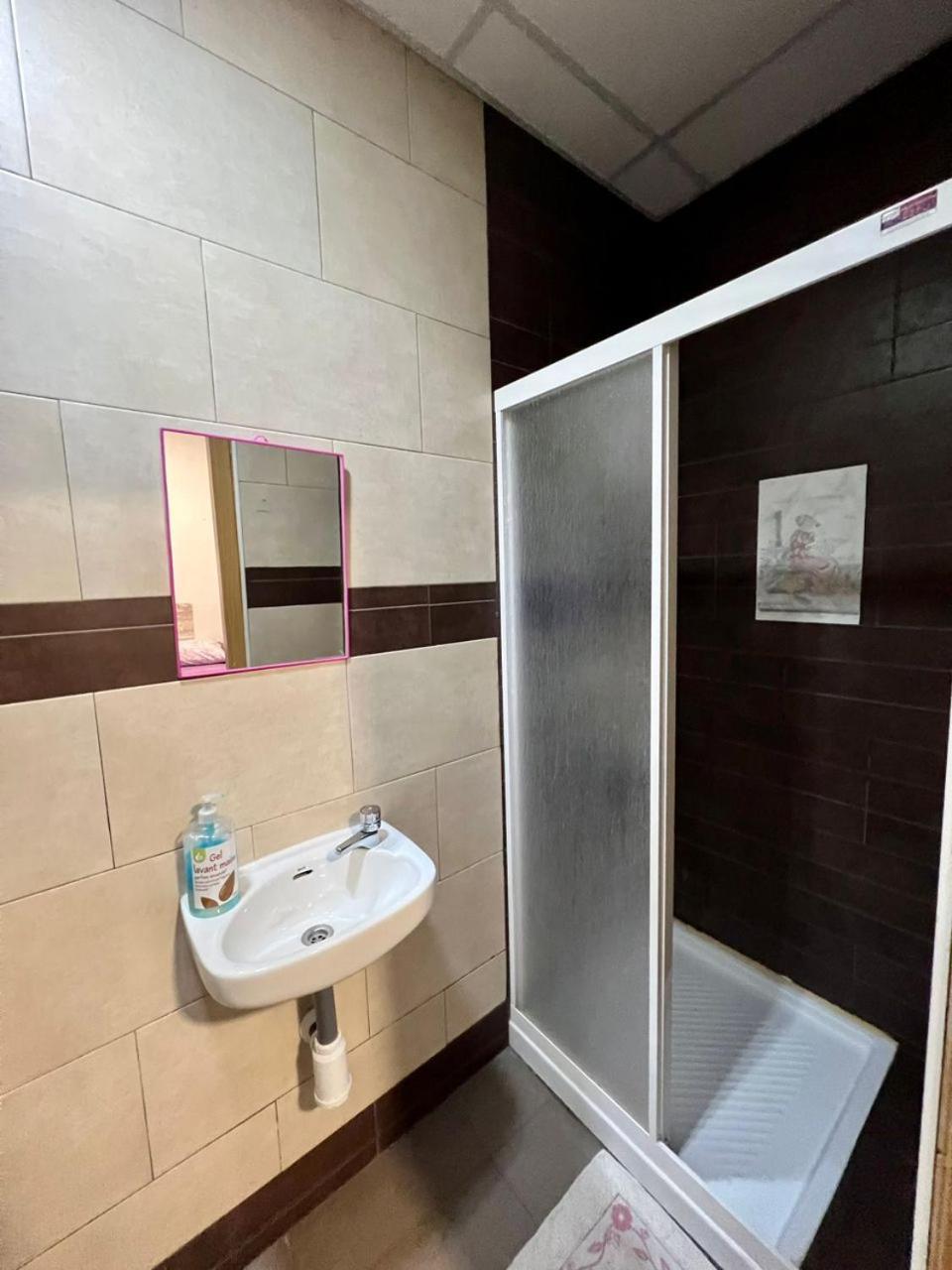 Hostal Milan Alicante Ngoại thất bức ảnh A shower cubicle