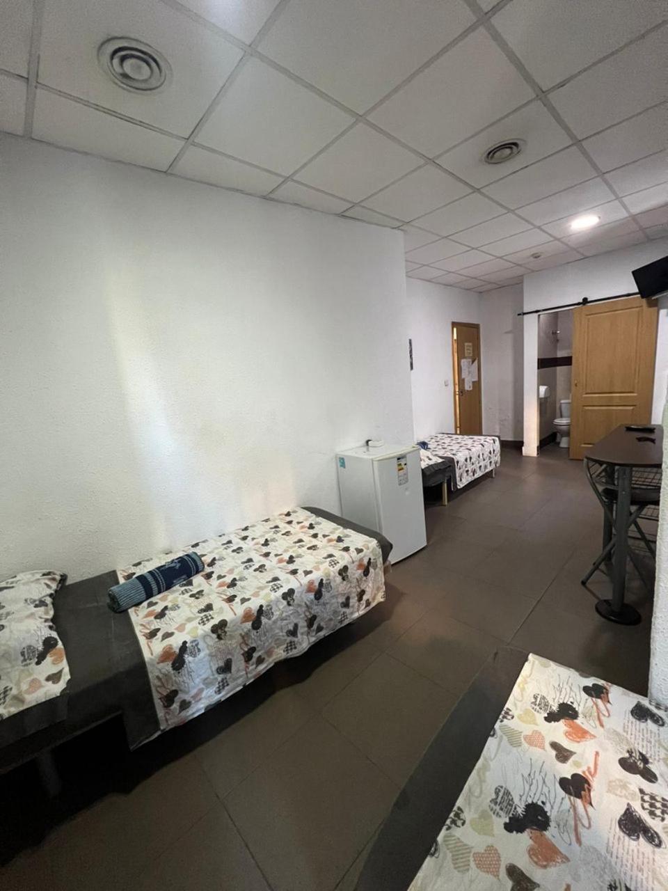 Hostal Milan Alicante Ngoại thất bức ảnh A room at the shelter