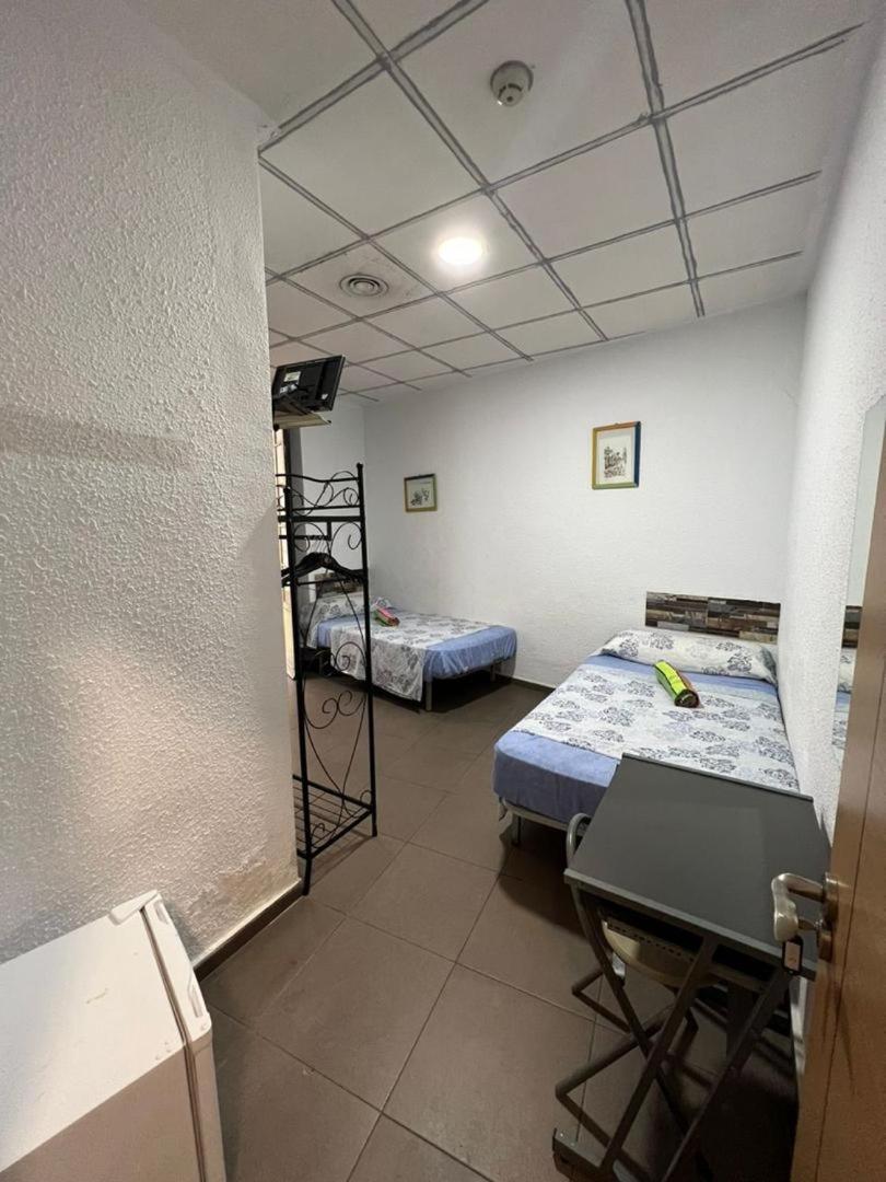Hostal Milan Alicante Ngoại thất bức ảnh A room at a love hotel in Tokyo