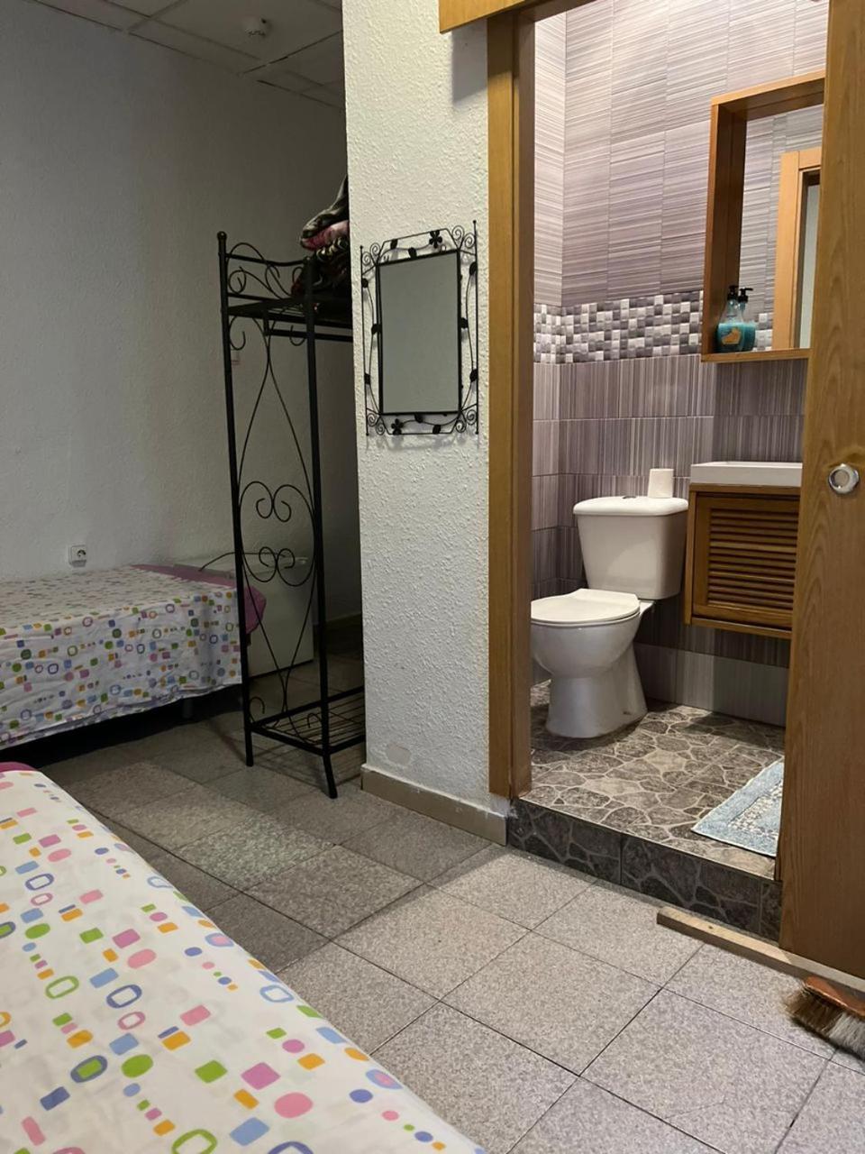 Hostal Milan Alicante Ngoại thất bức ảnh A bathroom in a hostel