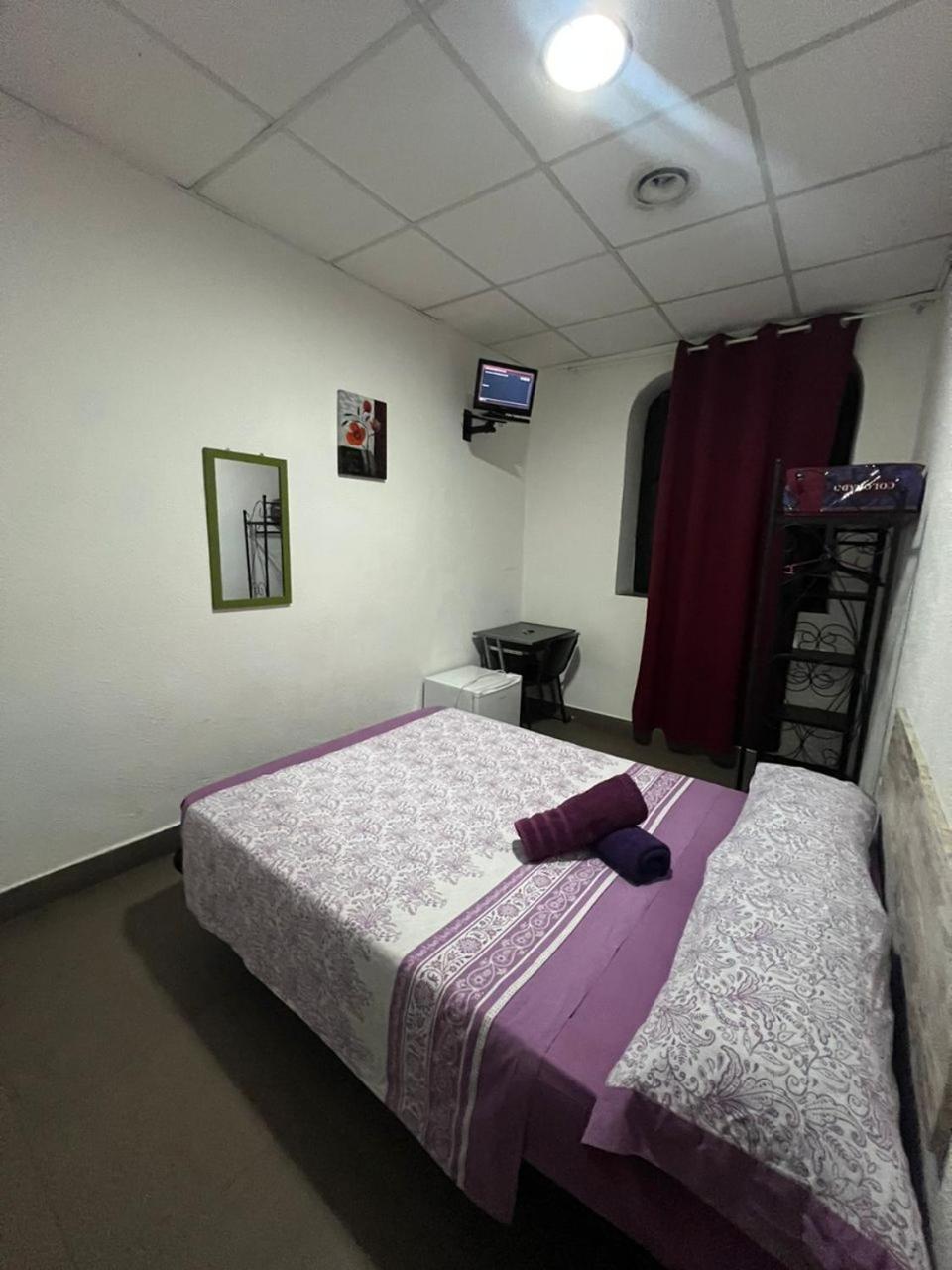 Hostal Milan Alicante Ngoại thất bức ảnh A typical room in a love hotel